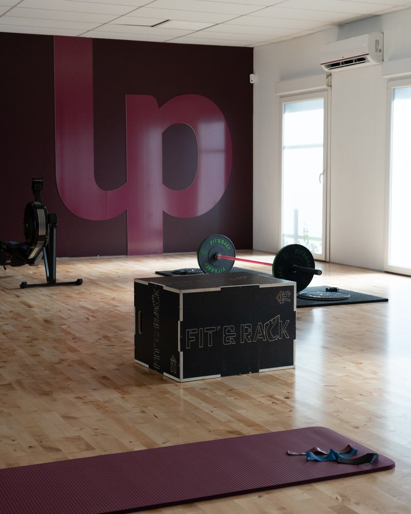 Espace de la salle avec box de saut et tapis