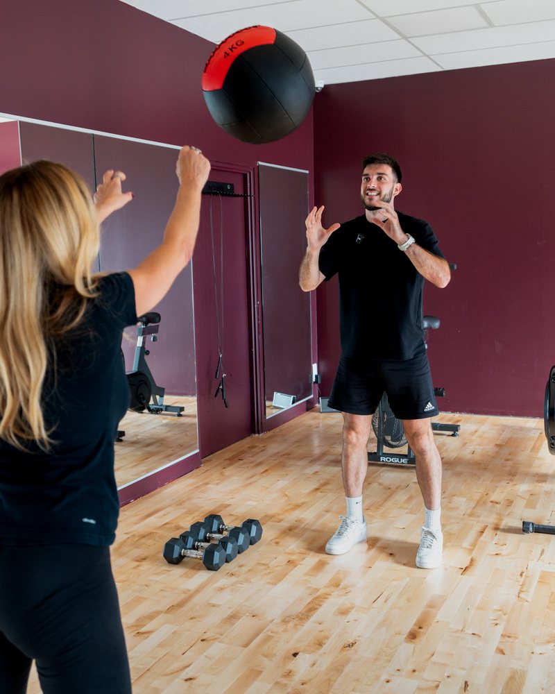Séance de coaching avec medecine ball dans la salle ATHIUM